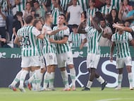 Los jugadores del Córdoba celebran el gol de Fuentes