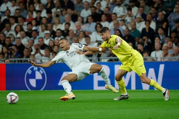 En su regreso con el Madrid, Kylian Mbapp vivi un juego complicado ante el Villarreal y poco pudo hacer en el arranque del partido para marcar diferencia. 

 EFE/Zipi Aragn
