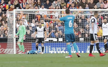 Montoya en el penalti a Benzema.