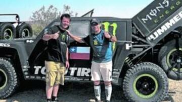<b>EQUIPO. </b>Gordon y De Gavardo (derecha), con el Hummer.
