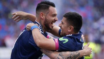 El jugador de Universidad de Chile David Pizarro, derecha, celebra con Mauricio Pinilla su gol contra Universidad Catolica