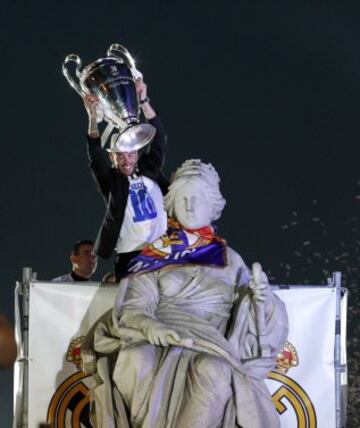 Ramos alzando el trofeo de Champions League con la estatua de la diosa Cibeles, lugar de celebración de los títulos del Real Madrid. / ORIHUELA ()