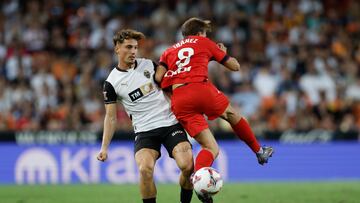 VALENCIA, 24/09/2024.- El centrocampista del Valencia CF Sergi Canos (i) lucha con Pablo Ibáñez, de Osasuna, durante el encuentro correspondiente a la séptima jornada de LaLiga EA Sports que enfrenta al Valencia CF y al Osasuna este martes en el estadio de Mestalla, en Valencia. EFE/ Biel Aliño