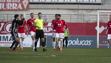 jugadore protestan el gol 1-1, Real Murcia vs Lorca Deportiva, 2 Division b, Grupo 4B, Jornada 13, Estadio Enrique Roca, Murcia, 07/02/2021,