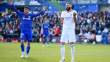 GETAFE, SPAIN - JANUARY 02: Karim Benzema of Real Madrid reacts during the LaLiga Santander match between Getafe CF and Real Madrid CF at Coliseum Alfonso Perez on January 02, 2022 in Getafe, Spain. (Photo by Denis Doyle/Getty Images)