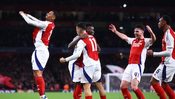 Soccer Football - Champions League - Arsenal v Paris St Germain - Emirates Stadium, London, Britain - October 1, 2024 Arsenal's Bukayo Saka celebrates scoring their second goal with teammates REUTERS/Hannah Mckay