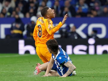 Contraataque del Rea Madrid, Kylian Mbapp avanza con el baln controlado y Carlos Romero entra a destiempo con los tacos por delante en el gemelo del jugador francs. El VAR no avisa a Mu?iz Ruiz, que s muestra la cartulina amarilla al defensa perico.