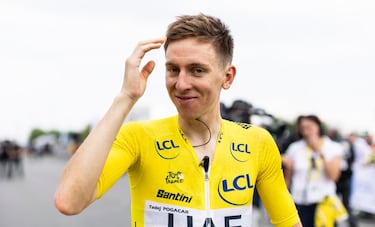 Tadej Pogacar se peina el flequillo antes de la décima etapa, con salida en Orleans y llegada en Saint Amand Montrond.