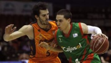 El escolta norteamericano del Cajasol, Scott Bamforth (d) supera la defensa del escolta del Valencia Basket, Pau Ribas 