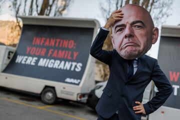 Un hombre con una máscara del presidente de la FIFA, Gianni Infantino, posa ante un cartel en el que se lee
"Infantino: tu familia fue migrante", durante una protesta de la ONG Avaaz, que pide una compensación de 440
millones de dólares para las familias de los fallecidos en la construcción de los estadios de este Mundial.