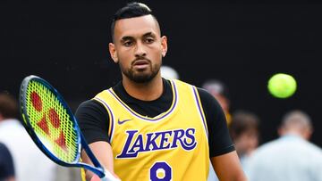 Nick Kyrgios entrena con una camiseta de los Lakers de Kobe Bryant antes de su partido ante Rafa Nadal en el Open de Australia.