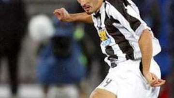 <B>POLIVALENTE.</B> Zambrotta ofecerá muchas alternativas a Frank Rijkaard.
