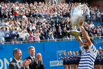 Feliciano López con el Trofeo de campeón. 