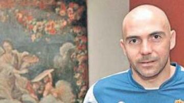 <b>ARTE. </b>Iván de la Peña posa en uno de los salones del hotel de concentración del Espanyol, en Peralada, ayer.