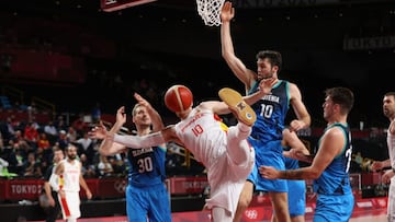 Víctor Claver, pelea un balón entre Zoran Dragic, Mike Tobey y Luka Doncic en el España-Eslovenia.