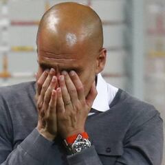 Guardiola abandona el Bayern con otro doblete y entre lágrimas