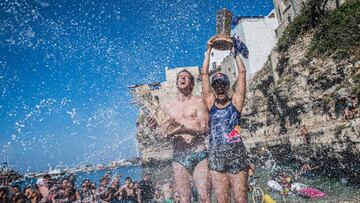 Gary Hunt y Rhiannan Iffland con los t&iacute;tulos de campe&oacute;n de las Red Bull Cliff Diving World Series 2018.