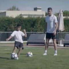 De tal palo... Cristiano Jr. entrena con su padre y no tiene nada que envidiarle