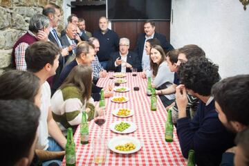 Uribe-Echevarría, con un grupo de socios