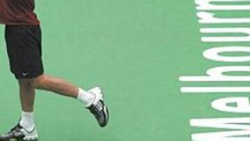 <b>TIGER CHARLY.</b> Moyá afina el revés en Melbourne. ¿Un revés o un swing de golf como el de Tiger Woods...?