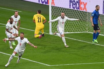 0-1. Luke Shaw celebra el primer gol.