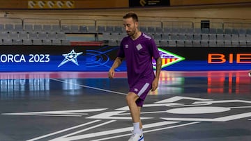El ala madrileño del Palma, Mario Rivillos, durante un entrenamiento previo a la semifinal de la UEFA Futsal Champions League que se celebrará del 5 al 7 de mayo en el Velòdrom Illes Balears.
