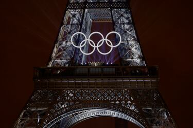 La estrella canadiense, Celine Dion, acta en la Torre Eiffel en medio de un espectculo de luces que salen de la imponente estructura con los anillos olmpicos  iluminados.