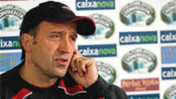 <B>ANALIZÓ LAS DERROTAS</B>. Miguel Ángel Lotina habló ayer sobre el estado actual de la plantilla celeste tras una mala racha de resultados.
