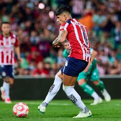 Chivas manda delantero a Colombia y sufre con Alan Pulido