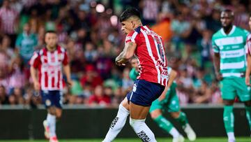 Alan Pulido of Guadalajara during the 4th round match between Santos and Guadalajara as part of the Liga BBVA MX, Torneo Apertura 2025 at TSM Corona Stadium, on August 10, 2025 in Torreon, Coahuila, Mexico.