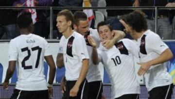 El equipo austr&iacute;aco celebra el 1-0 ante Ucrania, durante el partido amistoso que las dos selecciones disputan en Innsbruck, Austria, el viernes 1 de junio de 2012. 