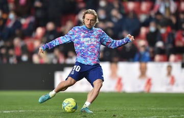 Luka Modric warms up prior to the LaLiga Santander match between Rayo Vallecano and Real Madrid on 26 February 2022 in Madrid, Spain