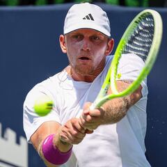 Davidovich supera a Safiullin para retar a otro ruso, Medvedev