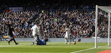 Benzema: Real Madrid striker offside for goal against Granada
