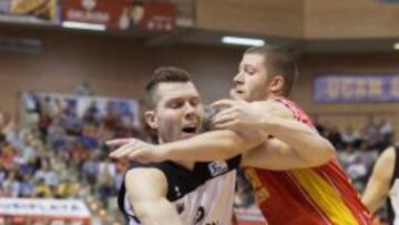 Dairis Bertans, defendido por Scott Wood.