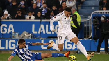 Soccer Football - LaLiga - Deportivo Alaves v Real Madrid - Estadio Mendizorroza, Vitoria-Gasteiz, Spain - December 14, 2025 Deportivo Alaves' Nahuel Tenaglia in action with Real Madrid's Kylian Mbappe REUTERS/Pankra Nieto