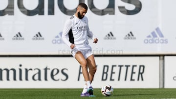 Karim Benzema toca balón en el entrenamiento del Real Madrid.