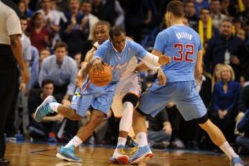 Chris Paul pasa el bloqueo de Griffin. 