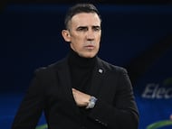 Cruz Azul's Uruguayan interim coach Vicente Sanchez looks on ahead of the Liga MX Clausura tournament quarter-final second leg football match between Cruz Azul and Leon at the Olimpico Universitario stadium in Mexico City on May 11, 2025. (Photo by Carl de Souza / AFP)
