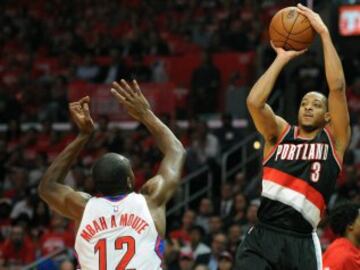 C.J. McCollum ante Mbah a Moute.