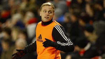 Donny van de Beek, jugador del Manchester United, calienta durante un partido.