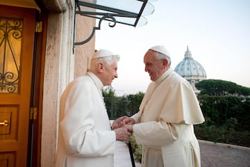 Momento en el que Benedicto XVI saluda al Cardenal Jorge Bergoglio ya convertido en Papa Francisco I. Primera vez que se pudo fotografiar a los dos papas, al em谷rito y al actual.