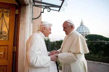 Momento en el que Benedicto XVI saluda al Cardenal Jorge Bergoglio ya convertido en Papa Francisco I. Primera vez que se pudo fotografiar a los dos papas, al emérito y al actual.
