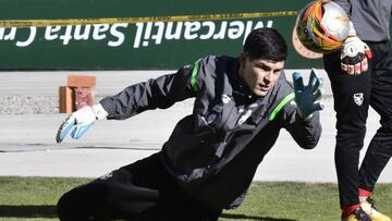 Bolivia&#039;s goalie Carlos Lampe stops a ball during a training session in La Paz, on October 3, 2017, ahead of their FIFA 2018 World Cup South American qualifier match against Brazil next October 6.  / AFP PHOTO / AIZAR RALDES