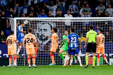 3-3. Centro de Aleix Vidal al segundo palo y Vinicius de Souza remata de cabeza para anotar el tercer tanto perico.