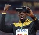 Bolt graba la entrega de su medalla de oro en Pekín