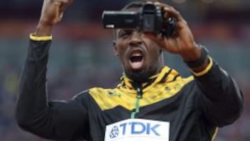 Bollt se graba durante la entrega de su medalla de oro.