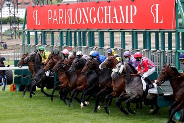 En Francia se empiezan a suavizar las estrictas medidas de bloqueo como consecuencia del COVID-19. Las carreras de caballos han regresado al hipódromo de Longchamp, en París, aunque a puerta cerrada y extremando las precauciones, como pudo verse en la carrera del Prix de Fleurus, donde los jockeys aparecen con mascarillas.