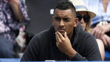 El tenista australiano Nick Kyrgios observa el encuentro entre el canadiense Milos Raonic y el australiano Thanasi Kokkinakis perteneciente a la primera ronda del torneo de Queen&#039;s.