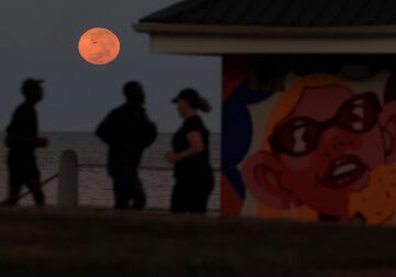 Se observa una luna llena durante un eclipse lunar de "Luna de Sangre" desde Ciudad del Cabo, Sud¨¢frica.